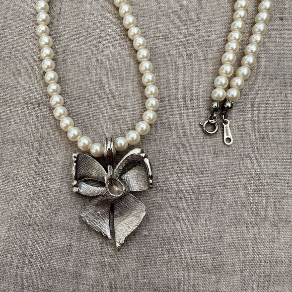 Vintage Avon White Faux Glass Pearls & Silver Tone Bow Necklace 12" L Costume - Picture 8 of 14